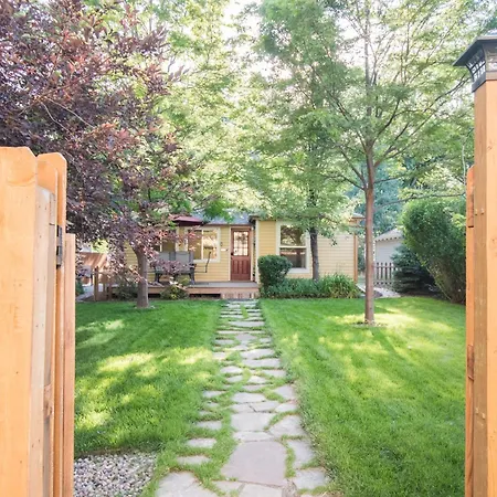 Cozy Victorian Cottage In The Heart Of Old Town!